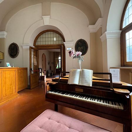 托迪 Monastero Ss. Annunziata酒店 外观 照片 The piano room