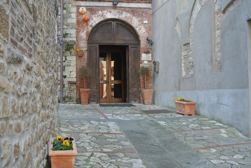 托迪 Monastero Ss. Annunziata酒店 外观 照片 The entrance of the church of San Pietro