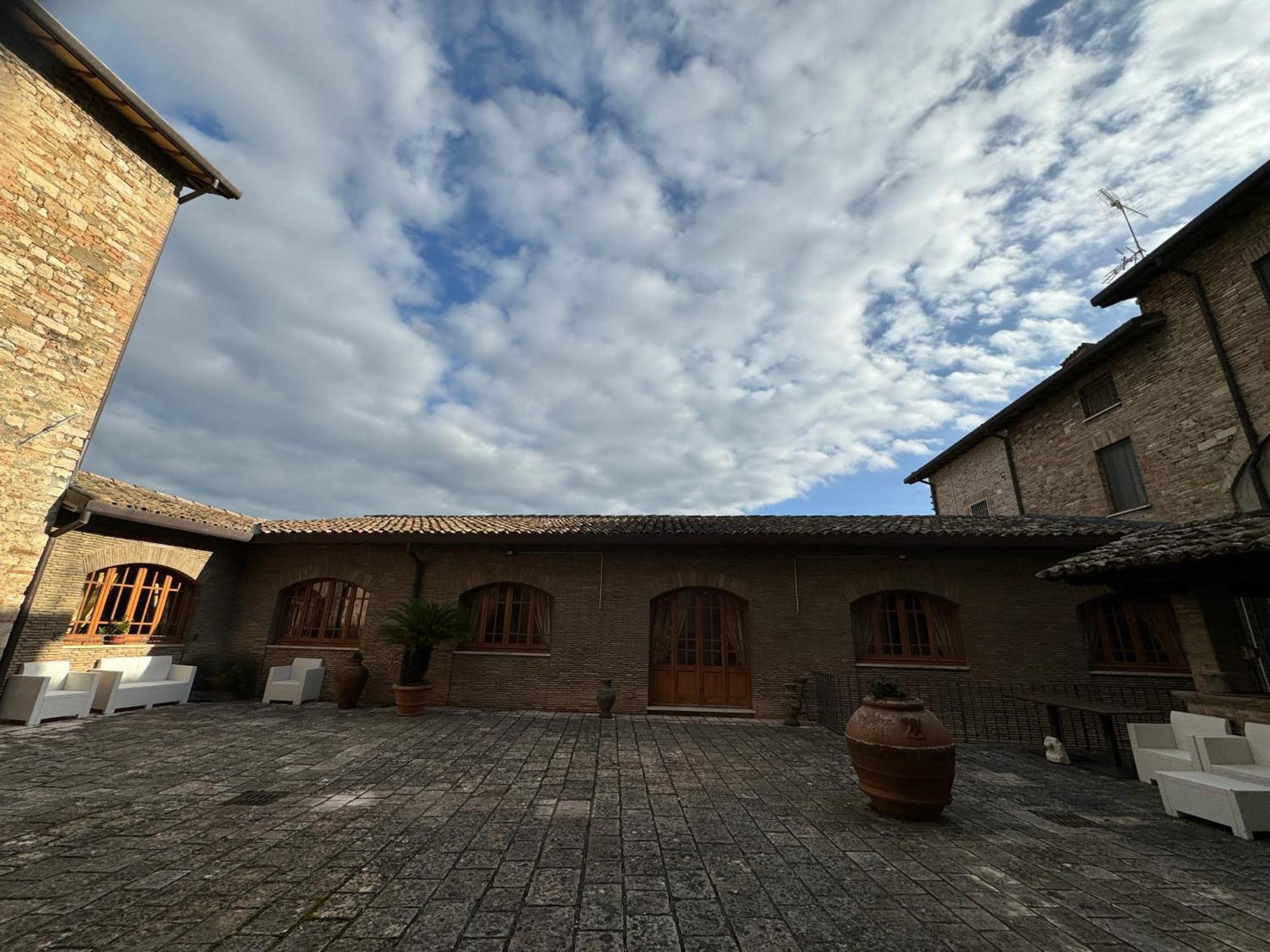 托迪 Monastero Ss. Annunziata酒店 外观 照片 The courtyard of the museum