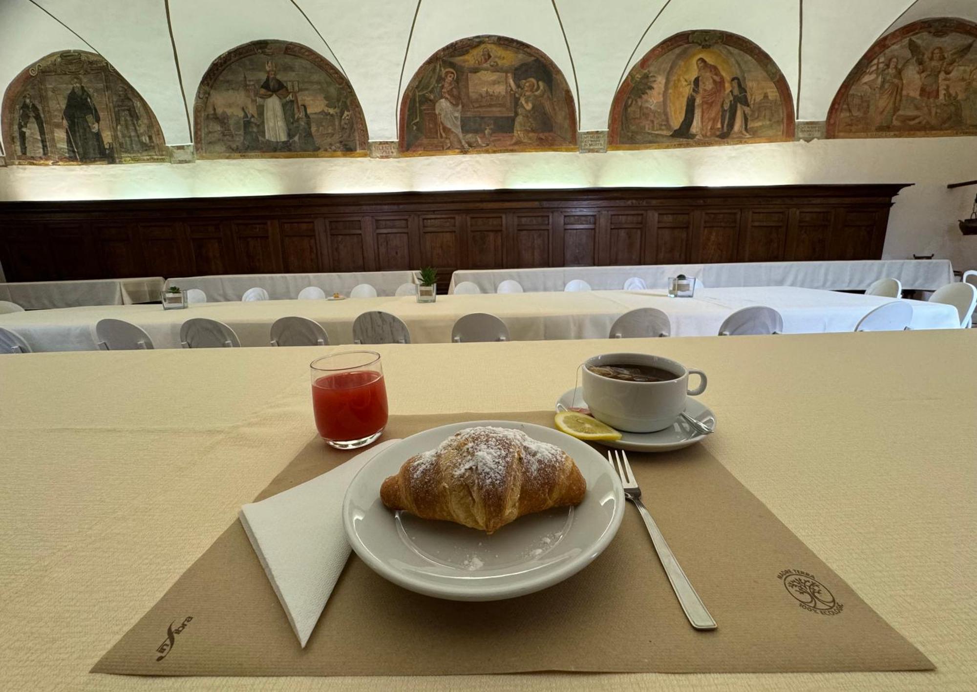 托迪 Monastero Ss. Annunziata酒店 外观 照片 Breakfast at the Caffè Greco