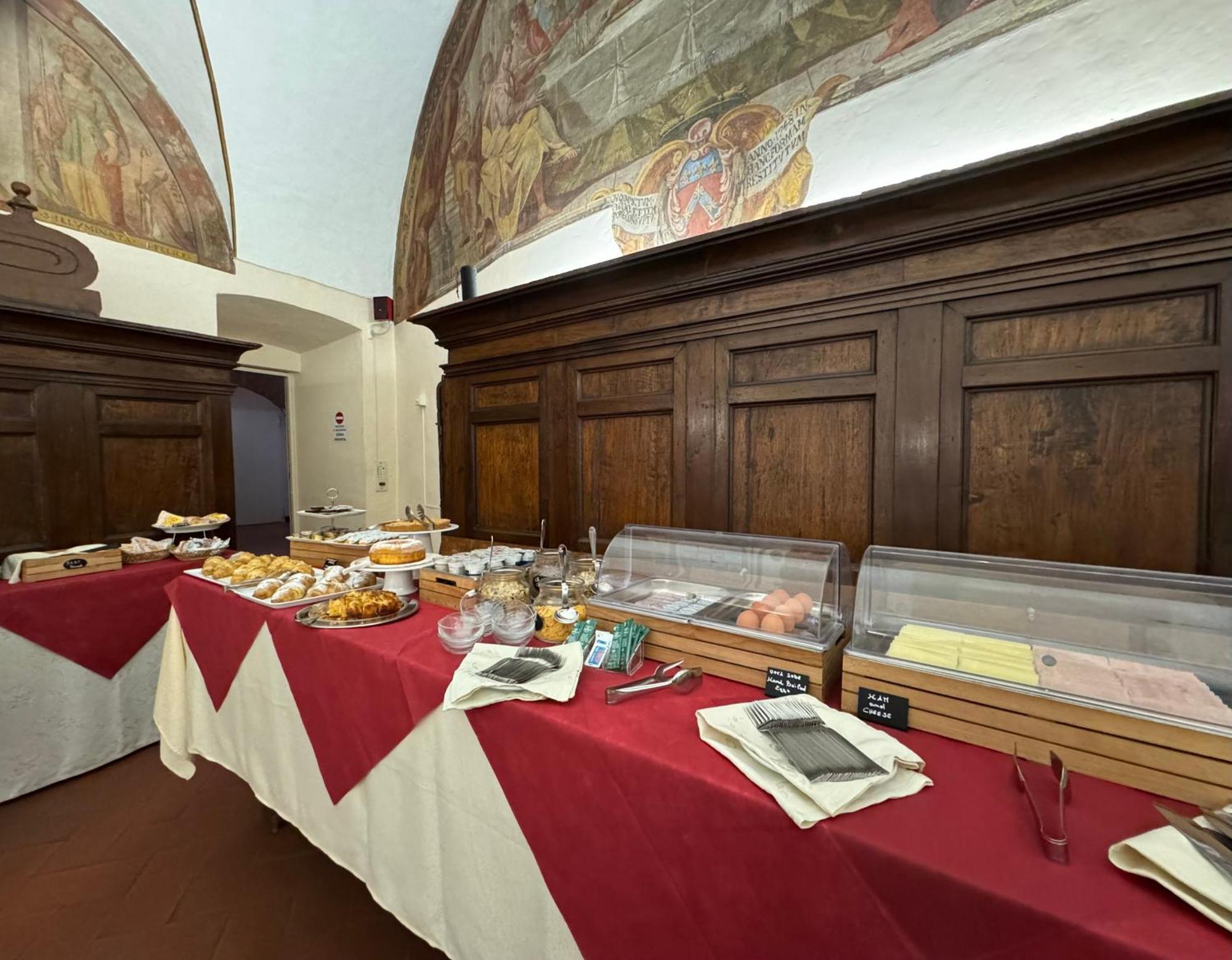 托迪 Monastero Ss. Annunziata酒店 外观 照片 The buffet at the 2019 edition of the festival