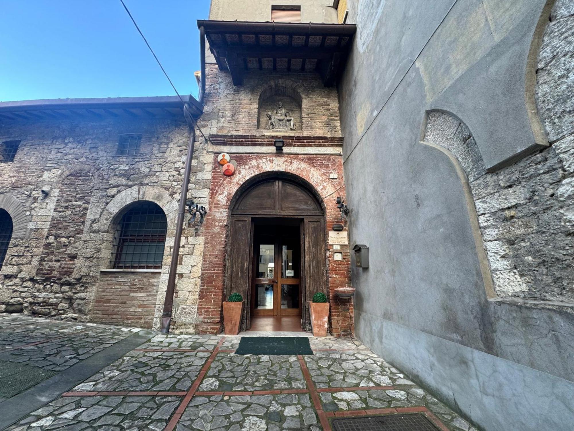 托迪 Monastero Ss. Annunziata酒店 外观 照片 Entrance of the museum