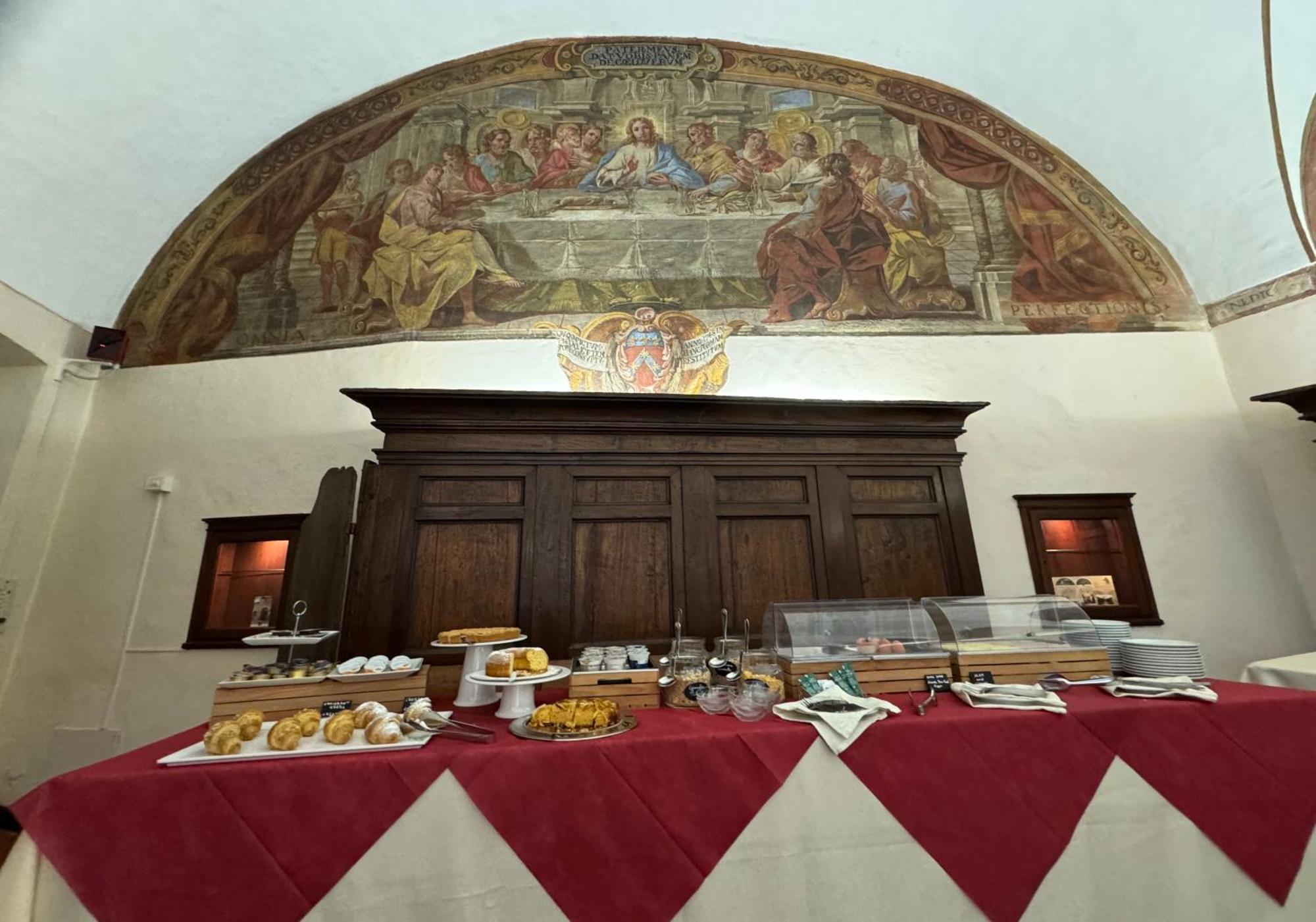托迪 Monastero Ss. Annunziata酒店 外观 照片 The interior of the refectory