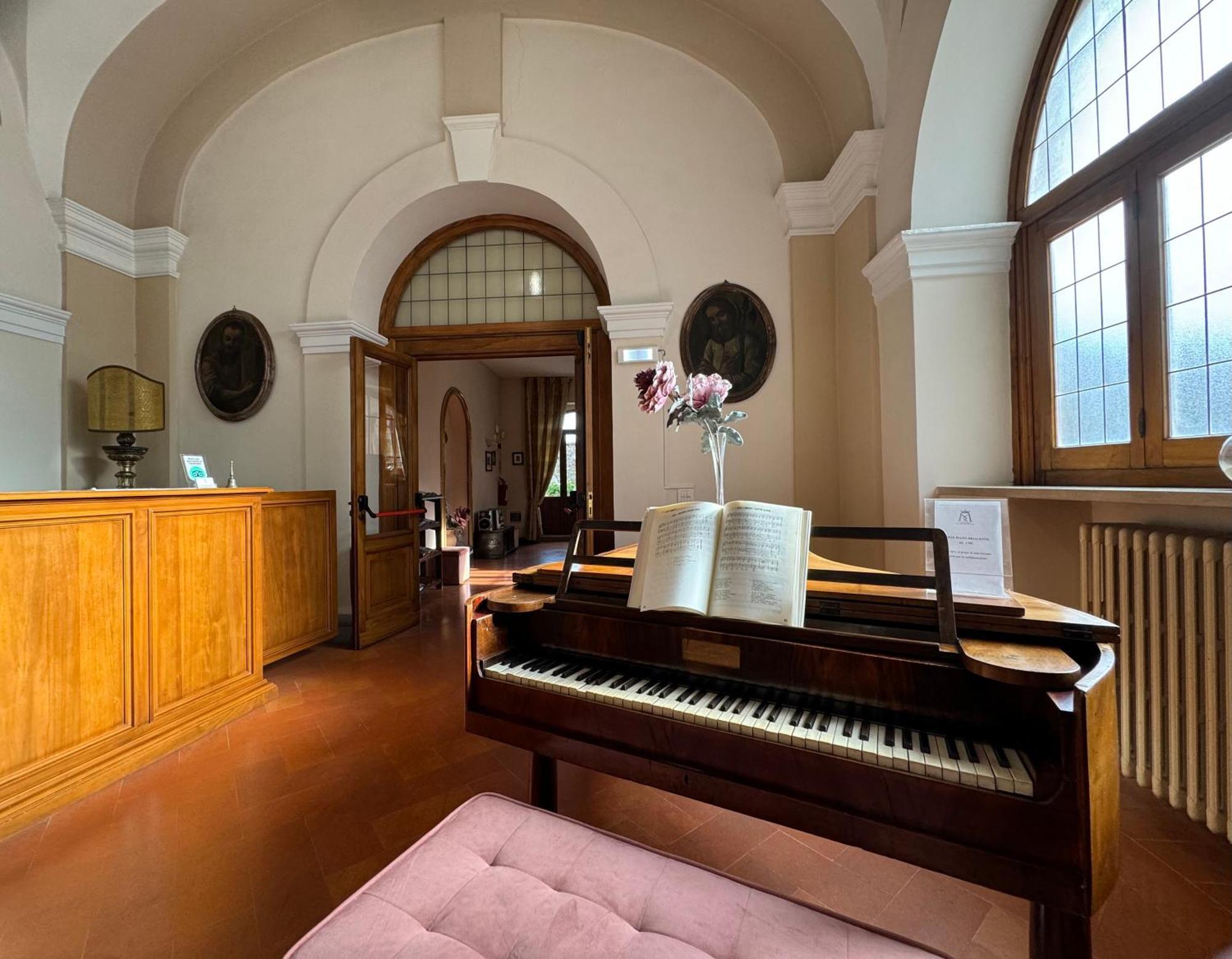 托迪 Monastero Ss. Annunziata酒店 外观 照片 The piano room
