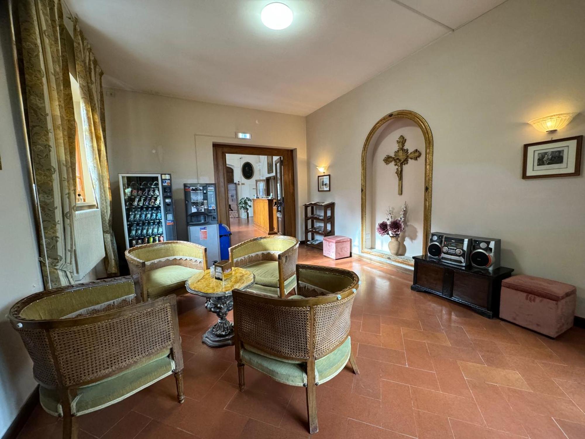 托迪 Monastero Ss. Annunziata酒店 外观 照片 The interior of the church