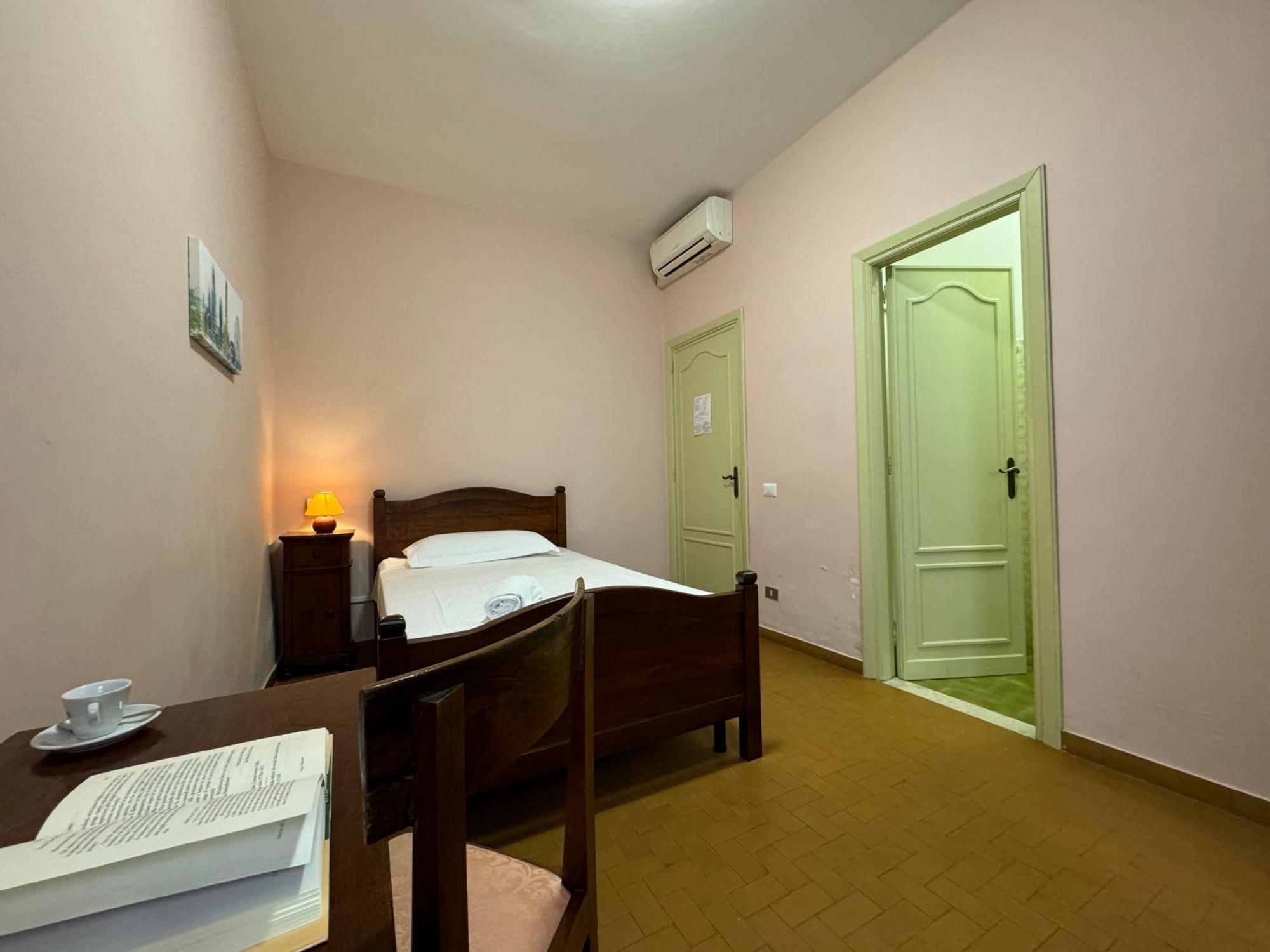 托迪 Monastero Ss. Annunziata酒店 外观 照片 A room at the hotel