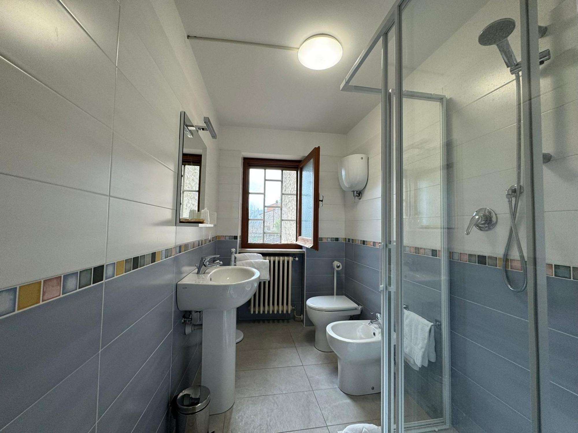 托迪 Monastero Ss. Annunziata酒店 外观 照片 Bathroom with shower enclosure