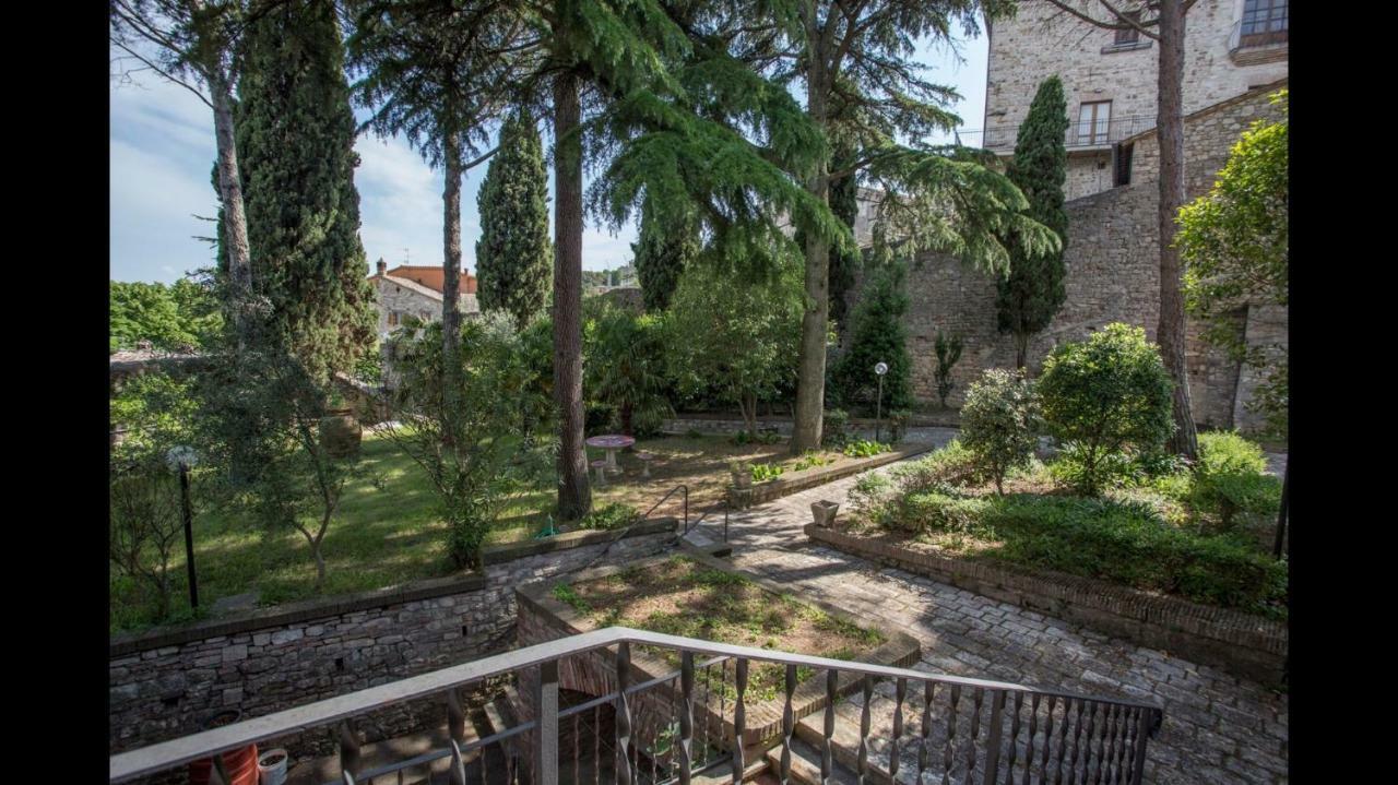 托迪 Monastero Ss. Annunziata酒店 外观 照片 The garden of the museum