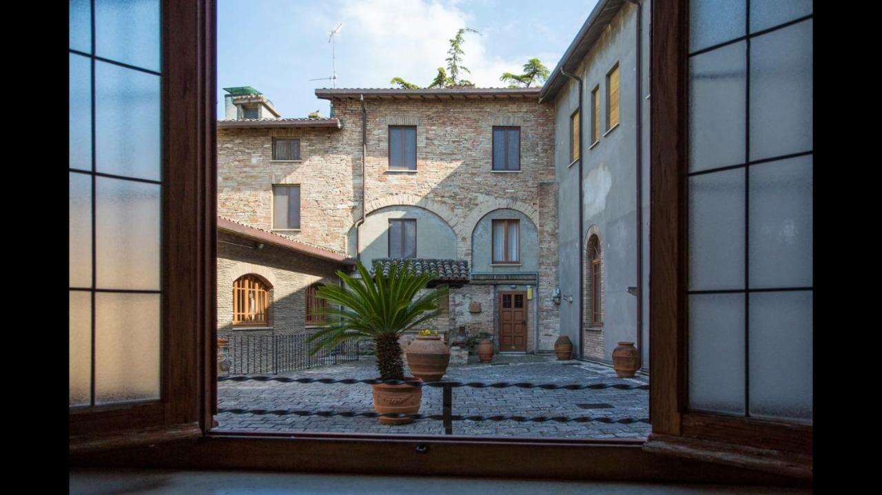 托迪 Monastero Ss. Annunziata酒店 外观 照片 The courtyard of the museum